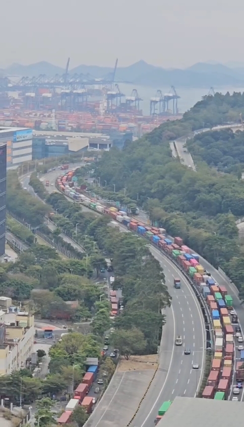卡車進(jìn)港.png